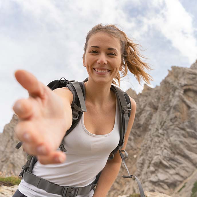 Frau beim Bergwandern - Alternative Therapien