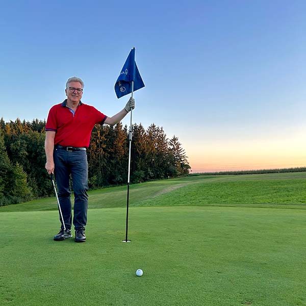 Dr. Rolf Kluge beim Golfspielen