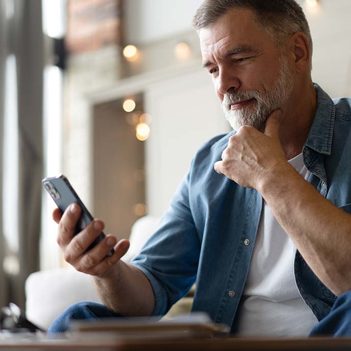 Mann mit Smartphone - Media-Board