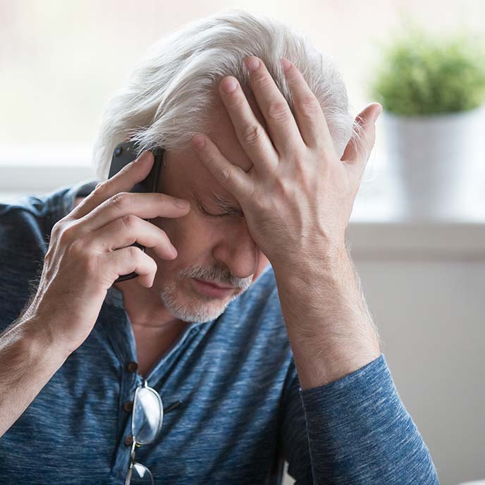 Verzweifelter Mann am Telefon - Krisen-Support