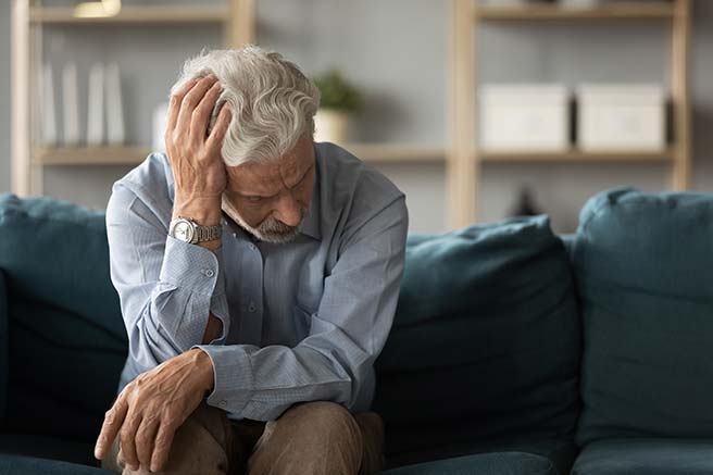 Nachdenklicher Mann - Tinnitus-Ursachen